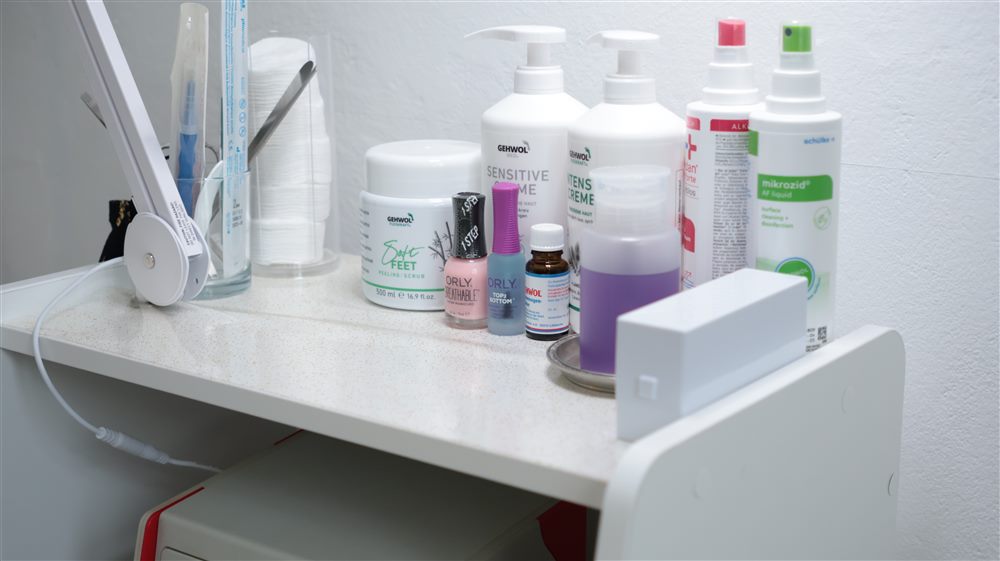 GEHWOL-Pflegeprodukte und Nagellacke im Fußpflege-Raum des Kosmetikstudios Unter den Palmen