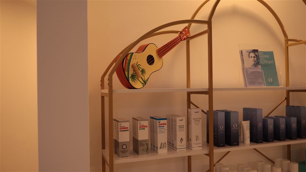 Regal mit Pflegeprodukten im Kosmetikstudio
